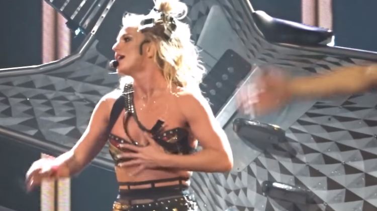Manchmal geht bei einem Auftritt etwas schief: Hier verliert Britney Spears beinahe ihren BH.