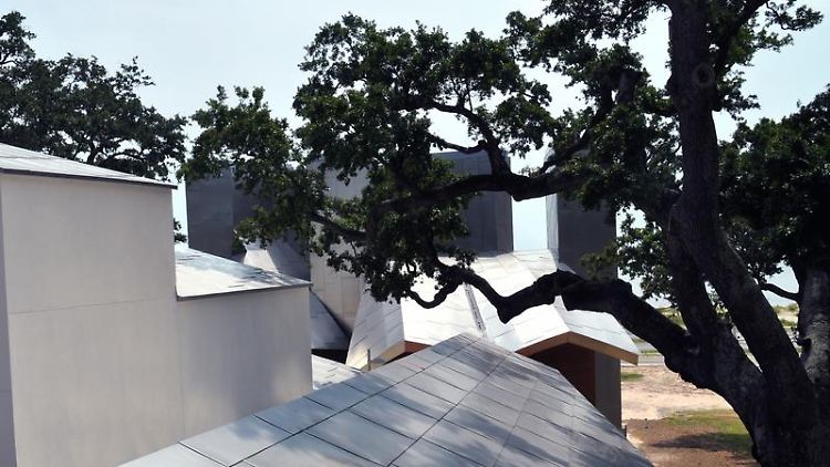 Schief, krumm und geometrisch gebrochen: Das Museum ist offensichtlich ein Gehry-Gebäude.