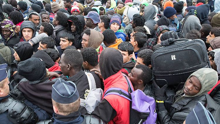 Die Flüchtlinge müssen aktuell rund zwei Stunden anstehen, ehe sie einen Platz in einem Bus ergattern können.