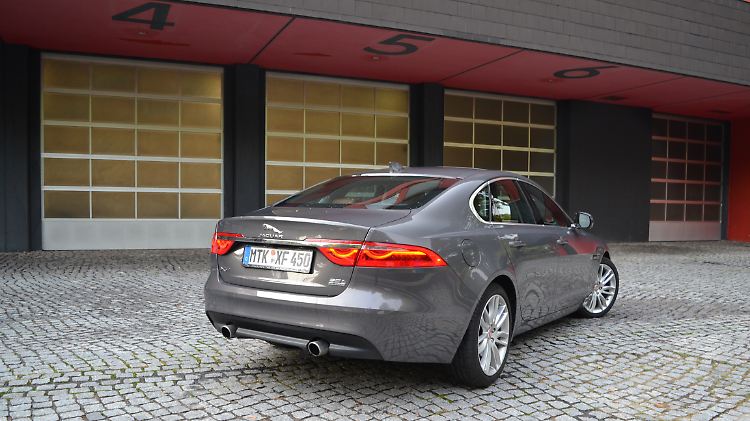 Schlicht und elegant zeigt sich das Heck des Jaguar XF, dessen Rücklichter mit LED-Licht strahlen.