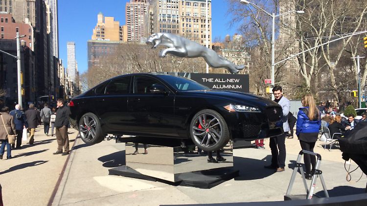 Jaguar präsentierte den XF auf dem Union Square in New York zur Automesse 2015.