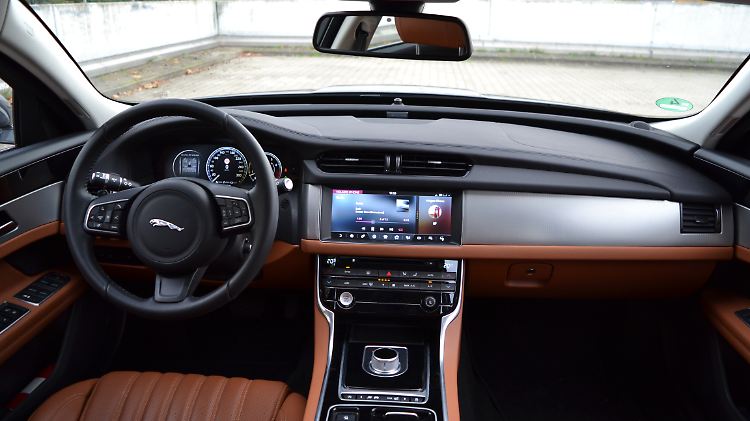 Der Innenraum des Jaguar XF hat etwas sehr Individuelles. Das fängt bei dem sich versenkenden Drehregler für die Gangwahl an und hört mit sich öffnenden und schließenden Lüftungsdüsen auf.