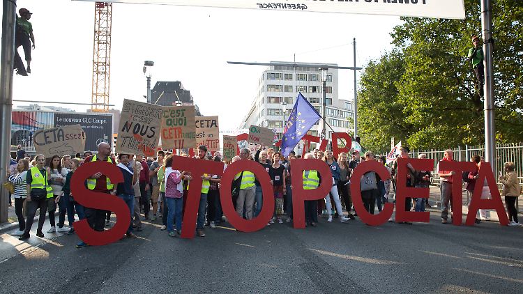 In Brüssel demonstrierten Dutzende Menschen gegen Ceta.
