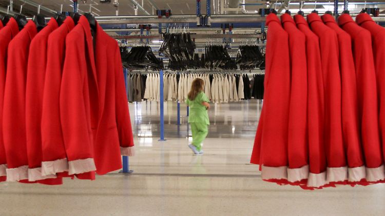 Mehr als zwölf Stunden am Tag seien die Kinder in den Fabriken beschäftigt.