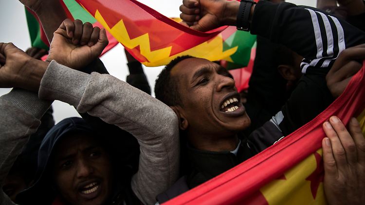 Am ersten Tag haben 2300 Flüchtlinge den "Dschungel von Calais" verlassen.
