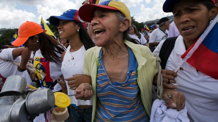 Im ganzen Land regen sich Proteste gegen Präsident Maduro.