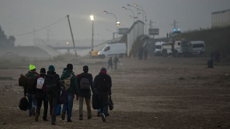 Flüchtlinge im sogenannten Dschungel von Calais. Einige von ihnen könnten nun nach Deutschland kommen.