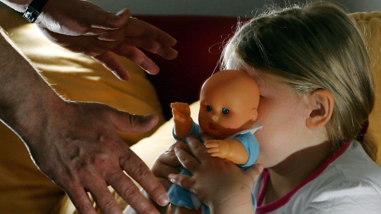 Als sexuelle Gewalt gegen Kinder wird in der Fachszene jede sexuelle Handlung definiert, die an Mädchen
und Jungen gegen deren Willen vorgenommen wird oder der sie aufgrund körperlicher, seelischer,
geistiger oder sprachlicher Unterlegenheit nicht wissentlich zustimmen können.