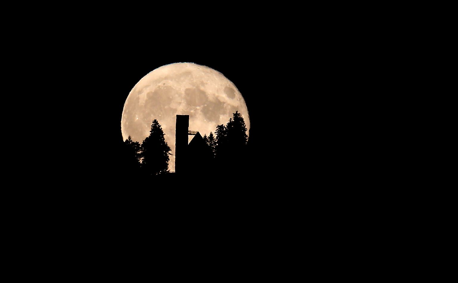 Er schien einst unerreichbar, doch mittlerweile haben den Mond ...
