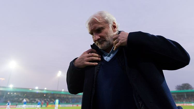 Rudi Völler wappnet sich für stürmische Zeiten bei Bayer.