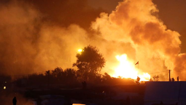 Meterhohe Flammen schlagen in der Nacht aus dem Flüchtlingslager in Calais empor.