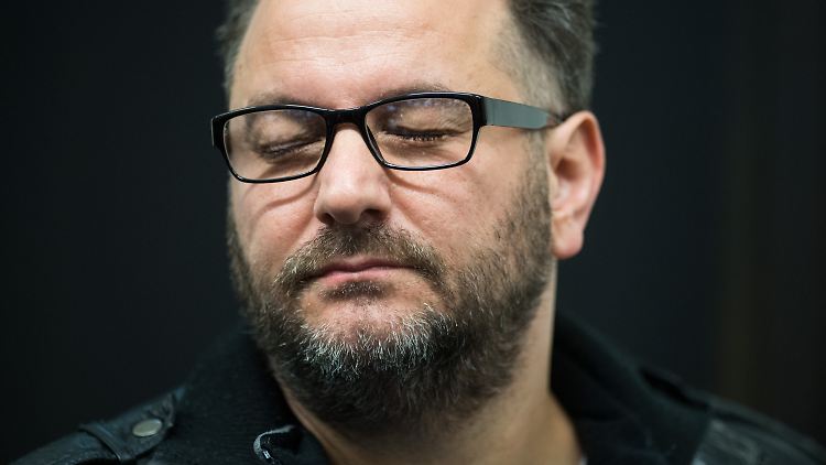 Anders als die Angeklagte Angelika W. verbarg Wilfried W. sein Gesicht nicht im Gerichtssaal. 