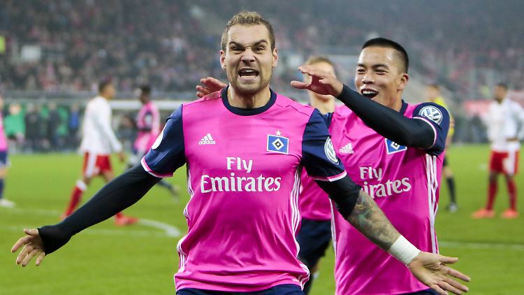 Wichtige Treffer gegen die Krise: Die Hamburger Pierre-Michel Lasogga und Bobby Wood holten sich gegen Halle neues Selbstvertrauen.