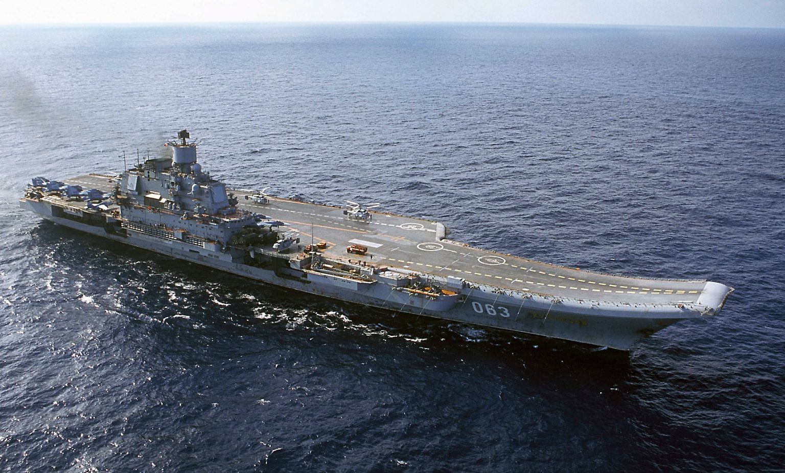Russlands einziger Flugzeugträger auf großer Fahrt: Auf Befehl des Kremls macht sich der Flugzeugträger "Admiral Kusnetsow" auf den Weg in Richtung Mittelmeer.