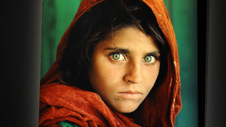 Die Afghanin Sharbat Gula in einem pakistanischen Flüchgtlingslager im Jahr 1984. 