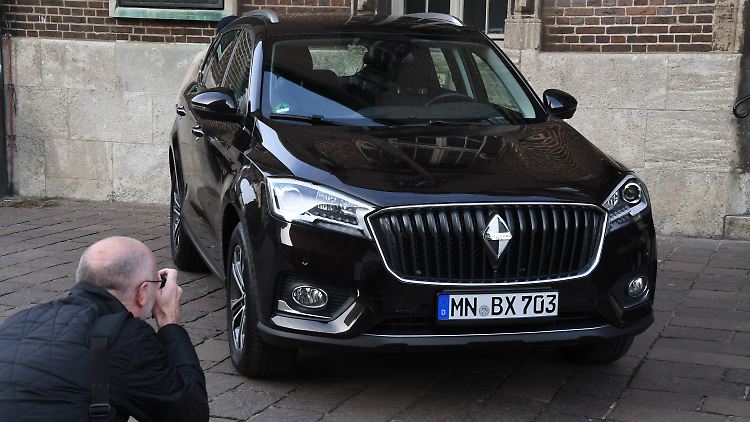 Zur Pressekonferenz in Bremen hatte Borgward ein Modell des BX7 mitgebracht.