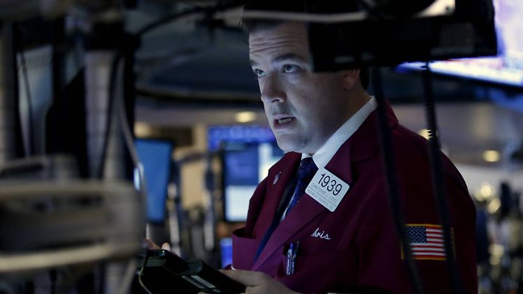 Der erste Rückgang bei Umsatz und Gewinn seit 14 Jahren: Am Tag nach der Zahlenvorlage wird Apple an der New Yorker Börse abgestraft.