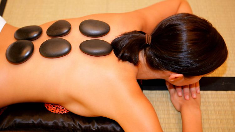 Hot Stone oder doch lieber eine normale Massage? Viele Hotels bieten solche Services an. 
