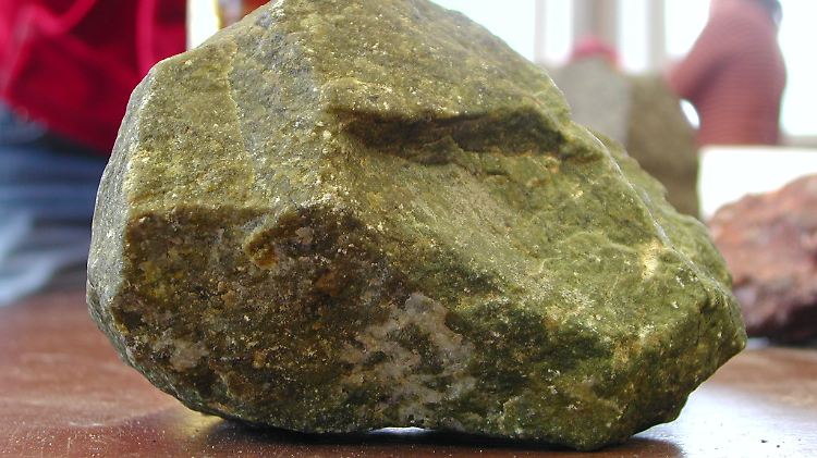 Eine Dunit-Knolle ausgestellt im Geologischen Institut der Universität Tübingen.