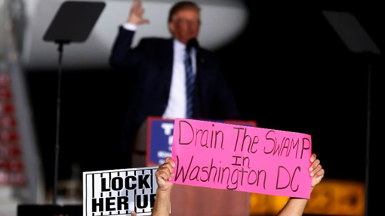 "Sperrt sie ein" und "Legt den Sumpf trocken" - zwei bei Trump-Anhängern sehr beliebte Slogans.