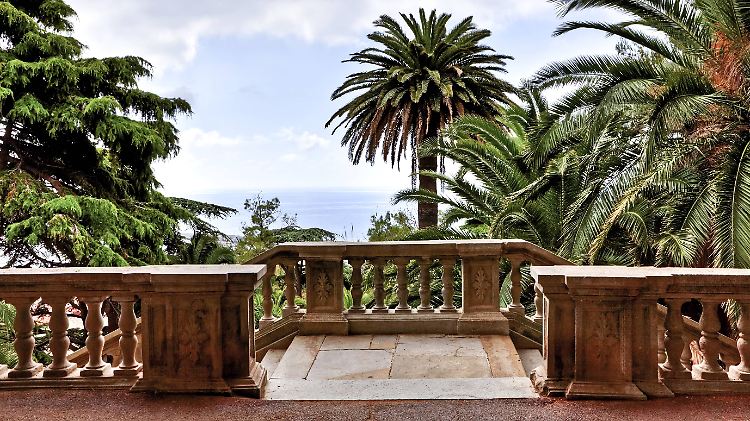 Park mit Palmen in Sanremo mit Blick auf das Mittelmeer.