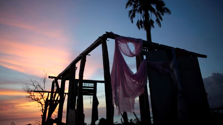 Durch Hurrikan "Matthew" zerstörtes Haus in Haiti: auch nach Naturkatastrophen wird von Reisen in bestimmte Länder dringend abgeraten, ohne eine echte Reisewarnung.