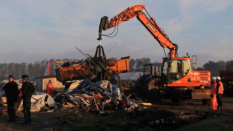 Die Abrissarbeiten im "Dschungel von Calais" schreiten voran.