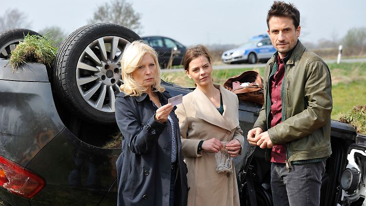Sabine Postel, Camilla Renschke und Oliver Mommsen stehen vor einem Rätsel - wie so oft.