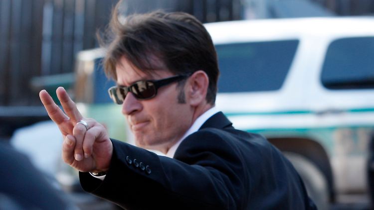 Nicht er, die Welt ist komisch: Charlie Sheen.