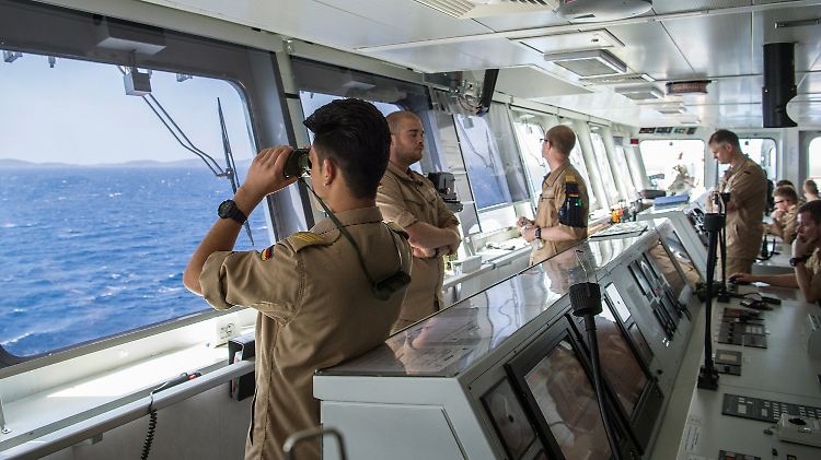 Deutsche Marine-Soldaten beobachten auf dem Versorgungsschiff "Bonn" das Mittelmeer in der Ägäis.