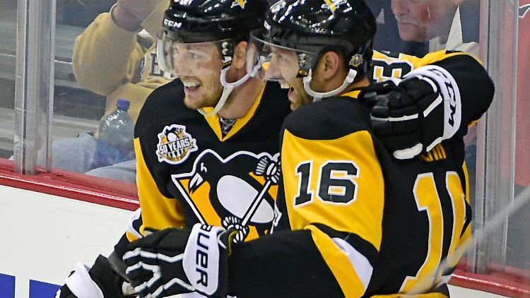 Tom Kühnhackl (l.) legt mit Pittsburgh einen ordentlichen Start in die Saison hin.