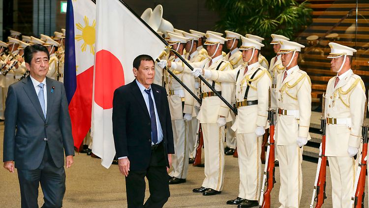 Sogar mit Krawatte: Bei seinem Staatsbesuch in Japan gab sich Rodrigo Duterte ungewohnt diplomatisch korrekt. 
