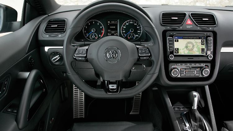 Sportiliches Lenkrad, Metall auf den Pedalen und Leder auf den Sitzen - Der Scirocco R bietet einen Mischung aus Komfort und Sportambiente im Innenraum.