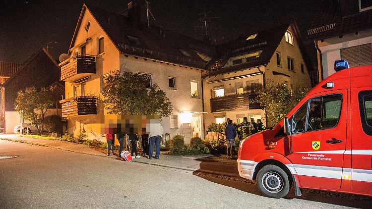 Vor dem Haus des Ehepaares in Berglen-Lehnenberg versammelten sich am Abend schockierte Nachbarn.