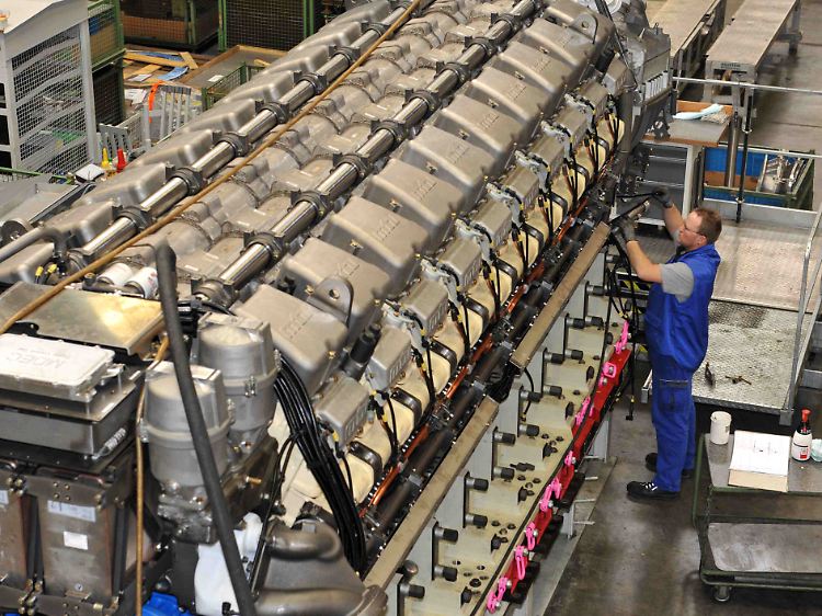 Schwere Diesel für Schiffe und Stromerzeuger: Ein Mitarbeiter der Tognum-Tochter MTU montiert am Standort Friedrichshafen einen Motor der Baureihe 8000 (Archivbild).