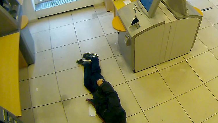 Die Bilder der Überwachungskamera zeigen, wie der Mann mitten im Raum liegt. Vier Menschen haben den Notfall ignoriert.