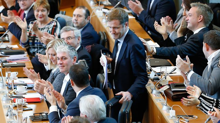 Unter Applaus verkündet der wallonische Ministerpräsident Paul Magnette das Abstimmungsergebnis.