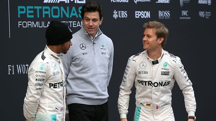 Stallrivalen mit Stallchef: Lewis Hamilton (l.), Nico Rosberg (r.) und Christian "Toto" Wolff.