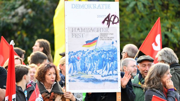 "Demokratie statt AfD": Mit diesem Slogan machen sich die Demonstranten vor dem Hambacher Schloss Luft. 