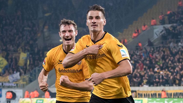 Dresdens Stefan Kutschke (r.) jubelt nach seinem Treffer zum 2:2 mit Florian Ballas.