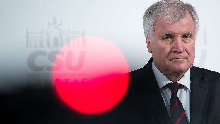 "Wir müssen verhindern, dass eine Linksfront aus SPD, Grünen und Linkspartei nach der Bundestagswahl die Macht übernimmt und Deutschland herunterwirtschaftet", heißt es in dem Antrag.