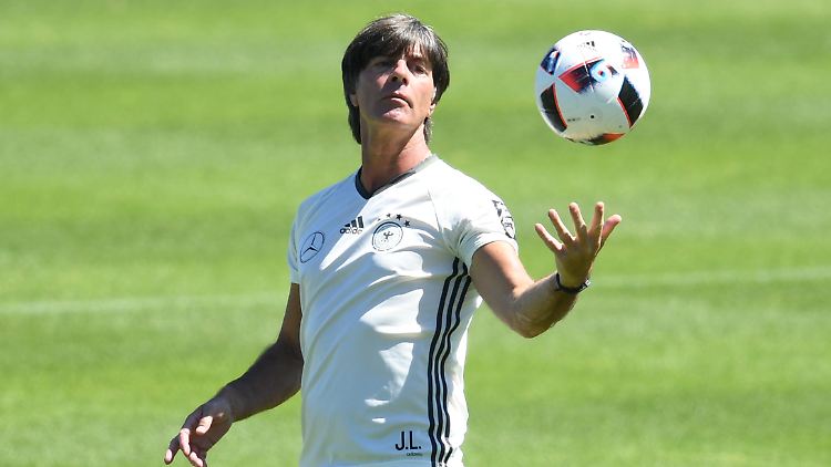 Joachim Löw zeigt sich als Ballartist.