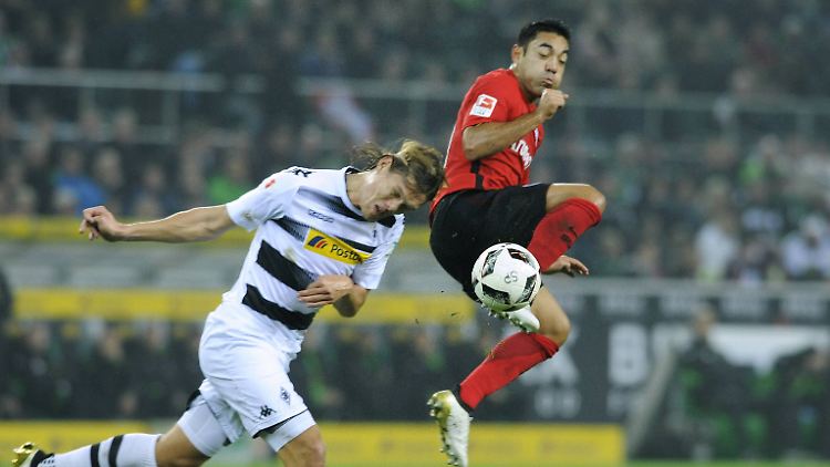 Jannik Vestergaard (Gladbach) und Marco Fabian (Eintracht) in Aktion.