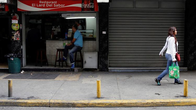 Straßenszene in Caracas: Ein geöffnetes, ein geschlossenes Geschäft.