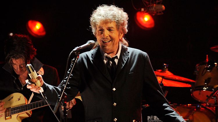 Also doch: Bob Dylan freut sich laut Interviwe sogar über den Nobelpreis.