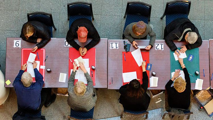 Einige Isländer haben sich bereits im Vorfeld für die Briefwahl entschieden. Dieses Foto dokumentiert, wie sie die Briefwahl-Unterlagen in Empfang nehmen. 