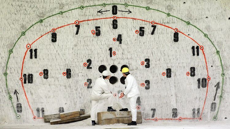 Bergarbeiter unterhalten sich im Erkundungsbergwerk in Gorleben in einem Seitenstollen vor einer Wand mit eingezeichneten Sprenglöchern (Archivfoto vom 4. Mai 2010).