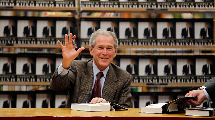 In der ersten Auflage sind in den USA 1,5 Millionen Exemplare erschienen. Hier signiert Bush eines davon.