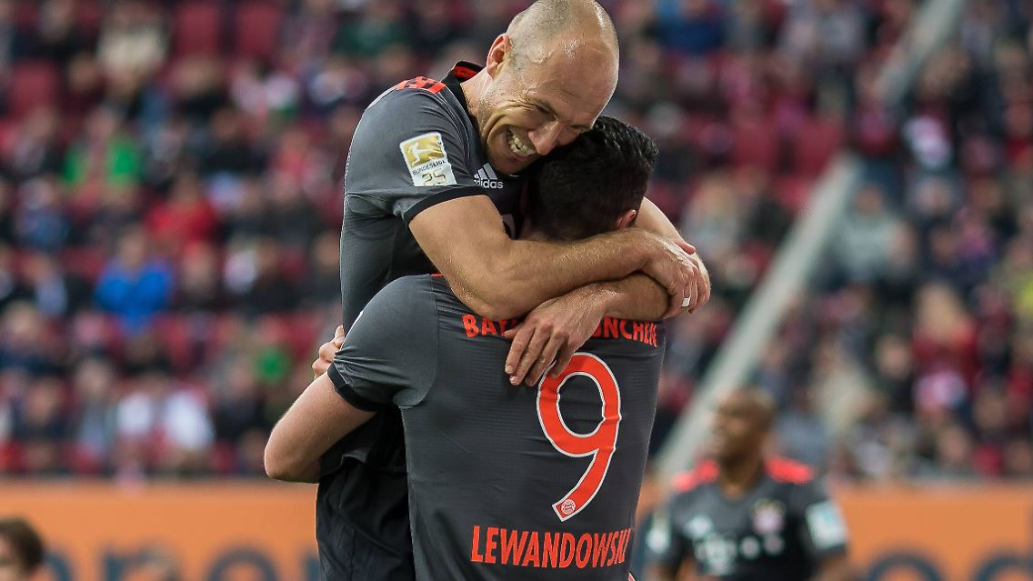 "Die beiden haben heute Abend noch ein Date." (Bayern-Boss Rummenigge witzelt über sein neues altes Traum-Duo "Robbandowski".)