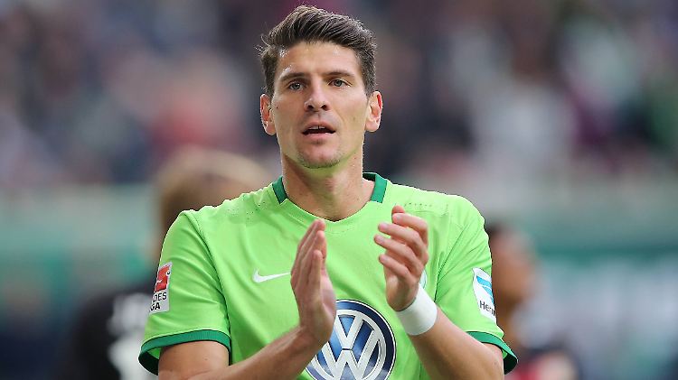 Mario Gomez findet auch keine Antworten mehr auf die sportliche Krise beim VfL Wolfsburg.